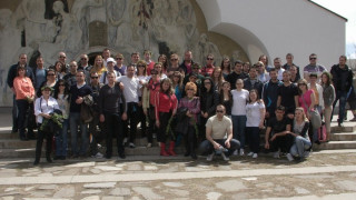 Цветанов и младежи от ГЕРБ с акция „Да пуснем корени в България"