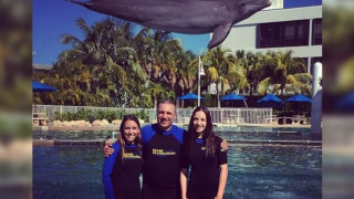 Стоичков отморява с делфини в Маями 