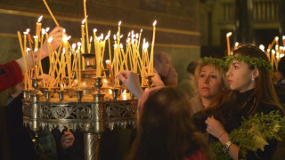 Стотици християни изпълниха храмовете на Цветница в Кърджали