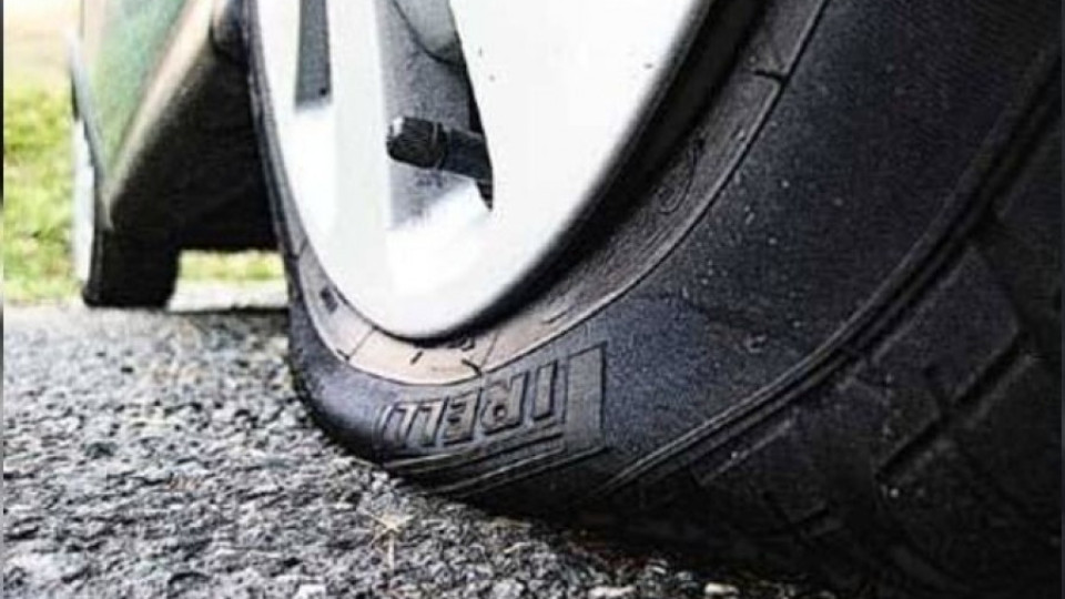 Над 70 автомобила в Банско с нарязани гуми | StandartNews.com
