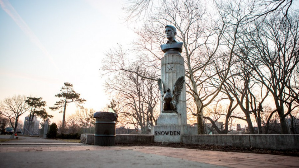 Сложиха и свалиха паметник на Сноудън | StandartNews.com
