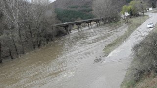 Река Струма скъса дига край с. Старчево