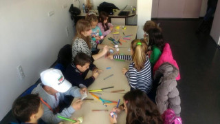 Деца рисуват върху яйца в офис на евродепутат