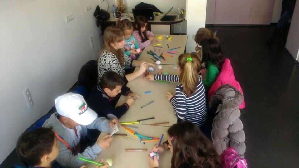 Деца рисуват върху яйца в офис на евродепутат | StandartNews.com