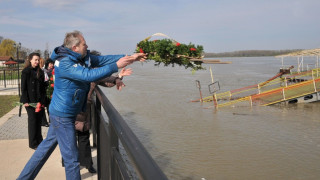 100 червени карамфила полетяха в Дунав за загиналите роми
