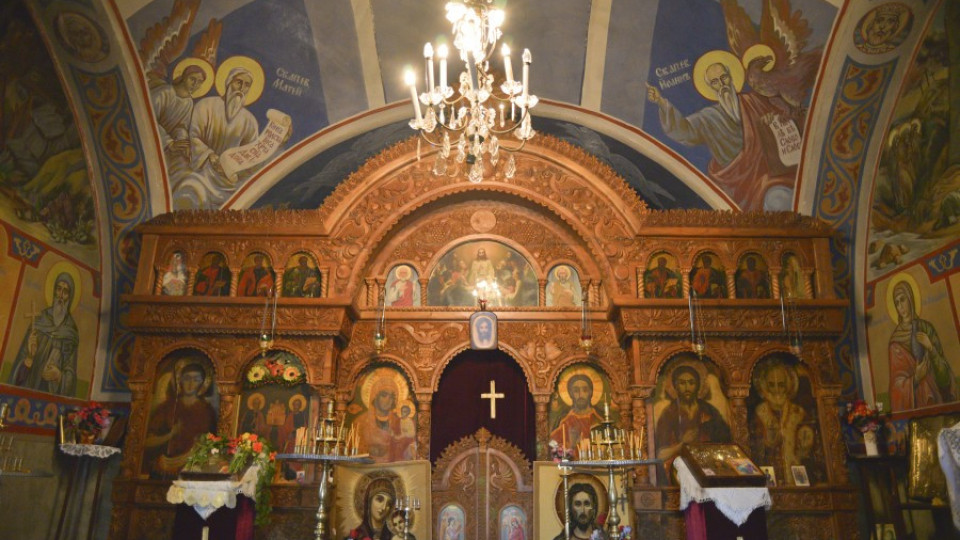 Светии творят чудеса в Лясковската обител | StandartNews.com
