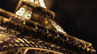 Протестите във Франция затвориха и Айфеловата кула