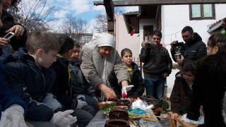 Малчугани шариха яйца на Велики четвъртък