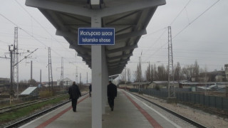 Пристигаме с влак директно до метрото
