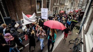 Проститутките в Амстердам на протест за витрини