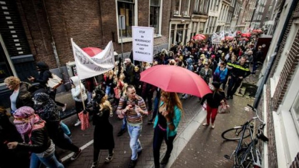 Проститутките в Амстердам на протест за витрини | StandartNews.com