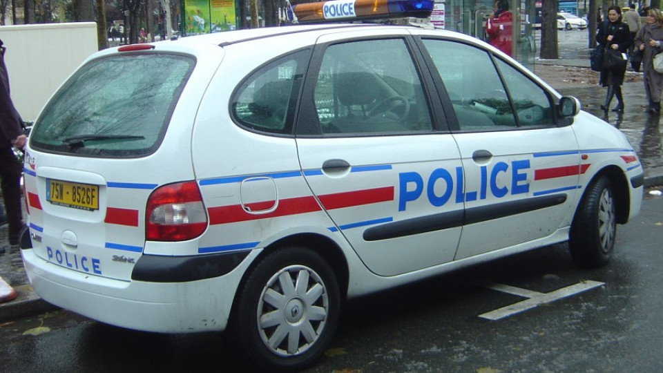 Мъж се е барикадирал в парижки хотел, плаши с бомба | StandartNews.com