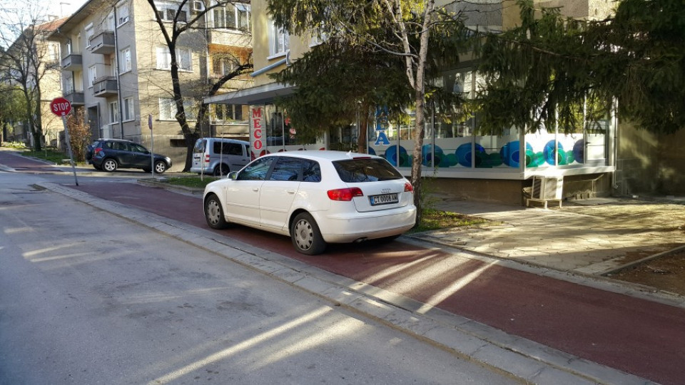Паркиране върху велоалеи смая старозагорчани | StandartNews.com