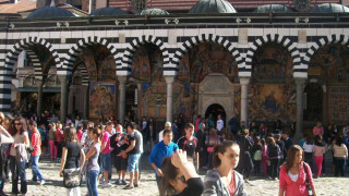 Хиляди в Рилския манастир за Великден