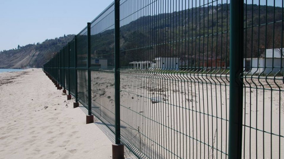 Ограда насред плажа в Кранево взриви Фейбук | StandartNews.com