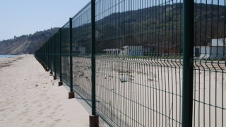Метална ограда на плаж разбуни духовете в Кранево