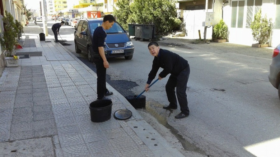 Китайци асфалтират сами дупки в София | StandartNews.com