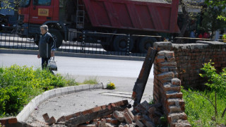 Падна ограда на бившите казарми в Хасково