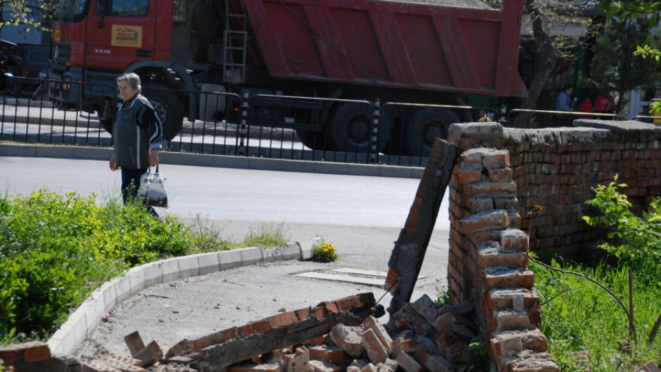 Падна ограда на бившите казарми в Хасково | StandartNews.com