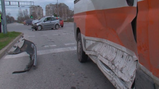 Линейка и автомобил се сблъскаха на бул. "България"