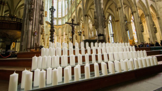 Кьолнската катедрала приема панихидата за загиналите във Френските Алпи 