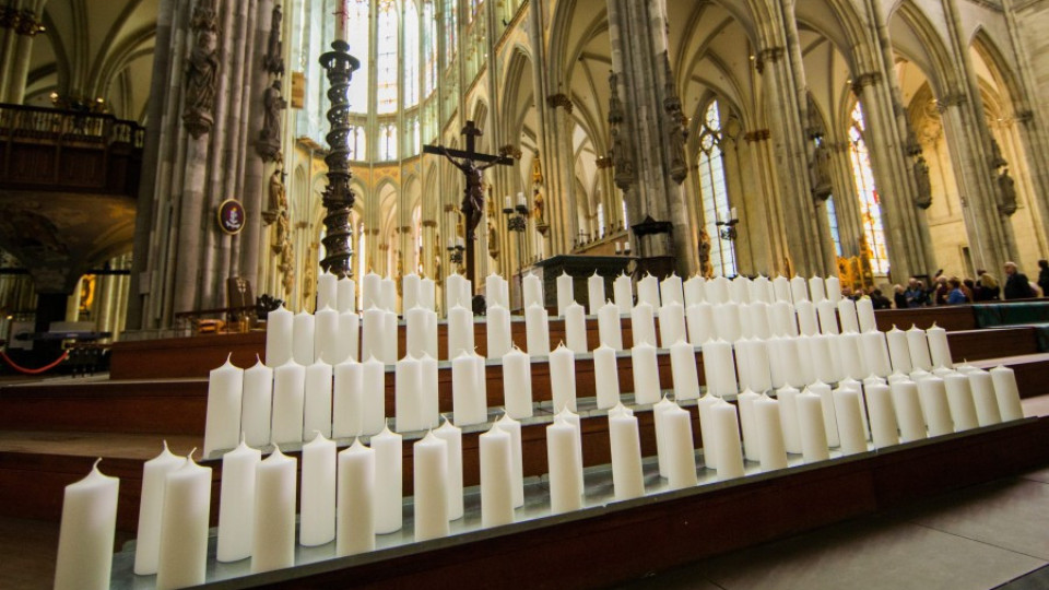 Кьолнската катедрала приема панихидата за загиналите във Френските Алпи  | StandartNews.com