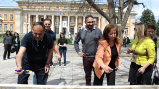 Кметът на Перник боядисва пейки