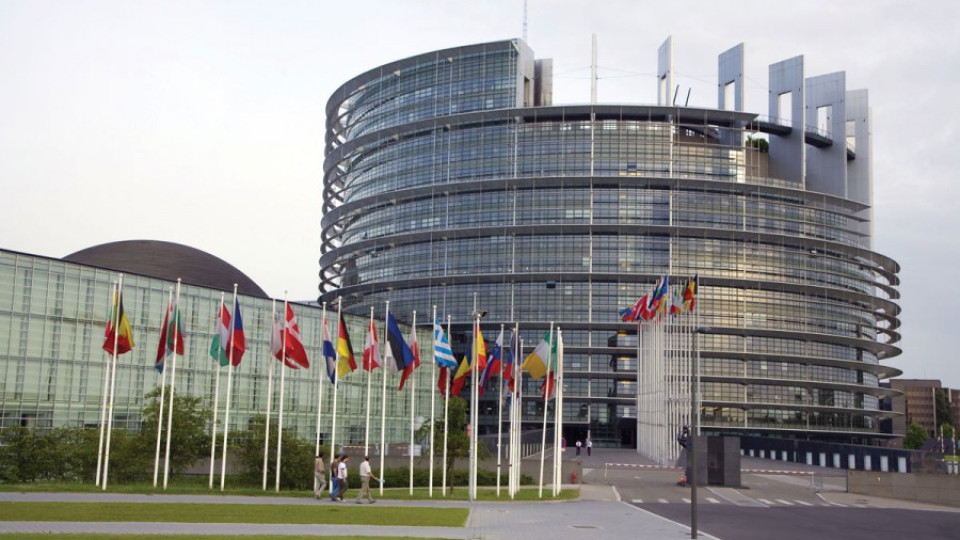 Евродепутатите ни с 23 000 евро за сътрудници | StandartNews.com