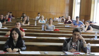 Кандидат-студентите сравняват цитати на Ботев и Гео Милев