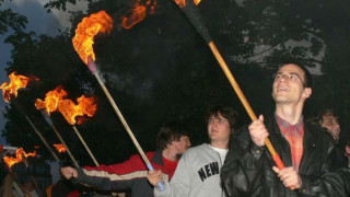 Ученици се подпалили при факелно шествие