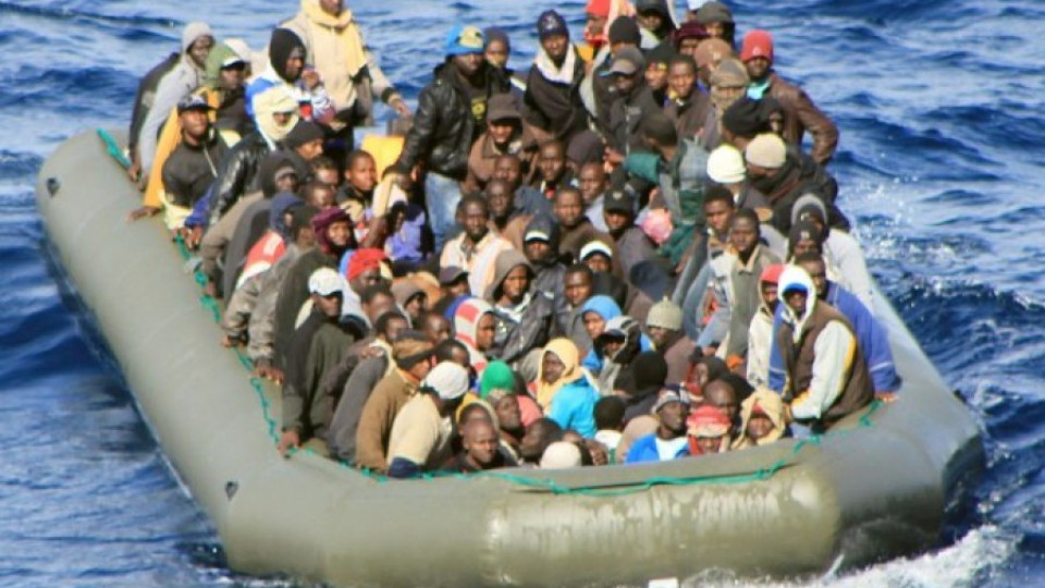 Кораб със 700 пасажери се обърна | StandartNews.com