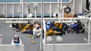 Ужасът в Лампедуза: Мигрантите били заключени като плъхове
