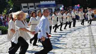 Стотици танцуват в Гоце Делчев за Деня на танца