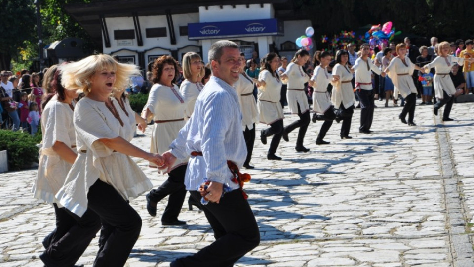Стотици танцуват в Гоце Делчев за Деня на танца | StandartNews.com