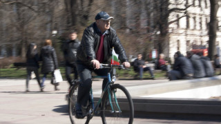 Млад шофьор помете велосипедист в центъра на Сандански
