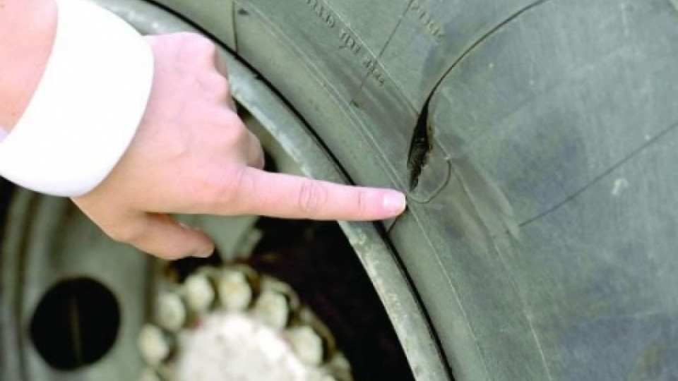 Заловиха 3-ма хулигани, нарязали 83 автомобилни гуми | StandartNews.com