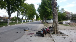 Моторист загуби живота си след удар в дърво