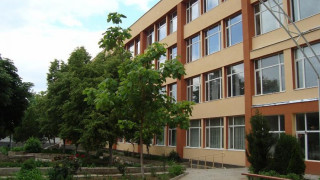 Юмрук в час по физическо прати ученик в болница
