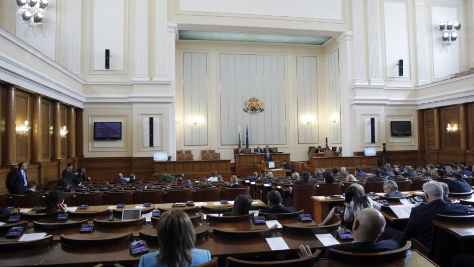 Депутатите отложиха за петък споровете от трибуна | StandartNews.com