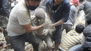 Броят на жертвите от земетресението в Непал расте 