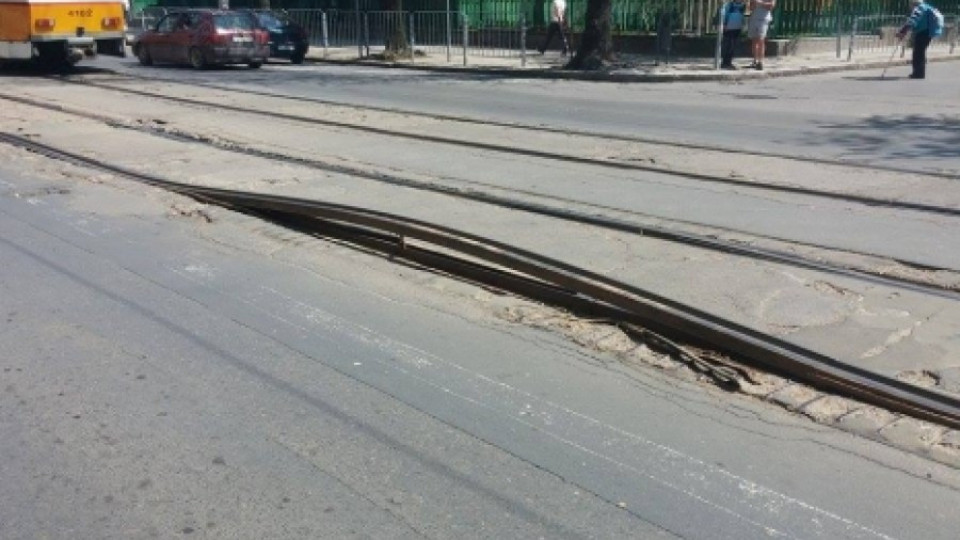 Трамвайна релса се огъна на бул. "Дондуков" | StandartNews.com