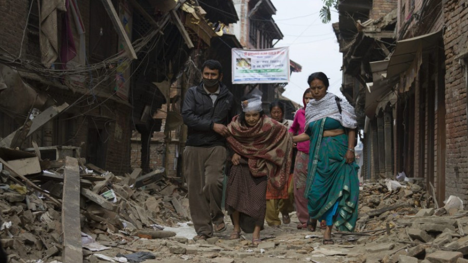Копаят с голи ръце за оцелели в Непал (ОБЗОР) | StandartNews.com