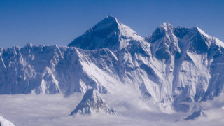 Унищожителната лавина в Хималаите (ВИДЕО)