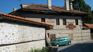 Чужденци на гурме в 200-годишни къщи в Банско