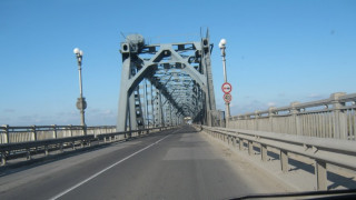Временно е спряно движението по Дунав мост