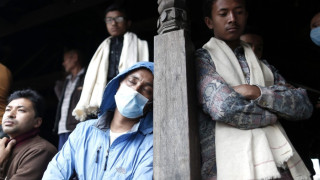 Българи в Непал: Спахме на шезлонги на открито