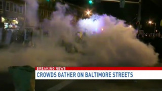 Гонят протестиращи в Балтимор с димни гранати(ВИДЕО)