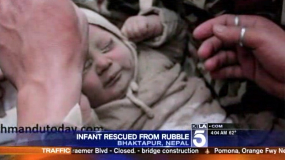 Извадиха здраво бебе под отломките в Катманду (ВИДЕО) | StandartNews.com