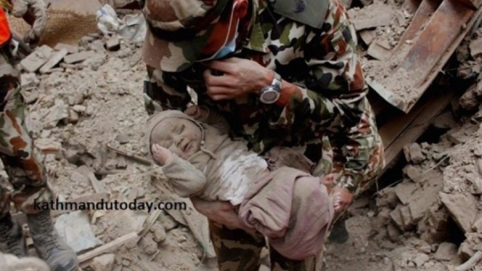 Откриха живо бебе под руините в Непал (ОБЗОР) | StandartNews.com