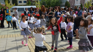 Стотици деца празнуваха в Симитли
